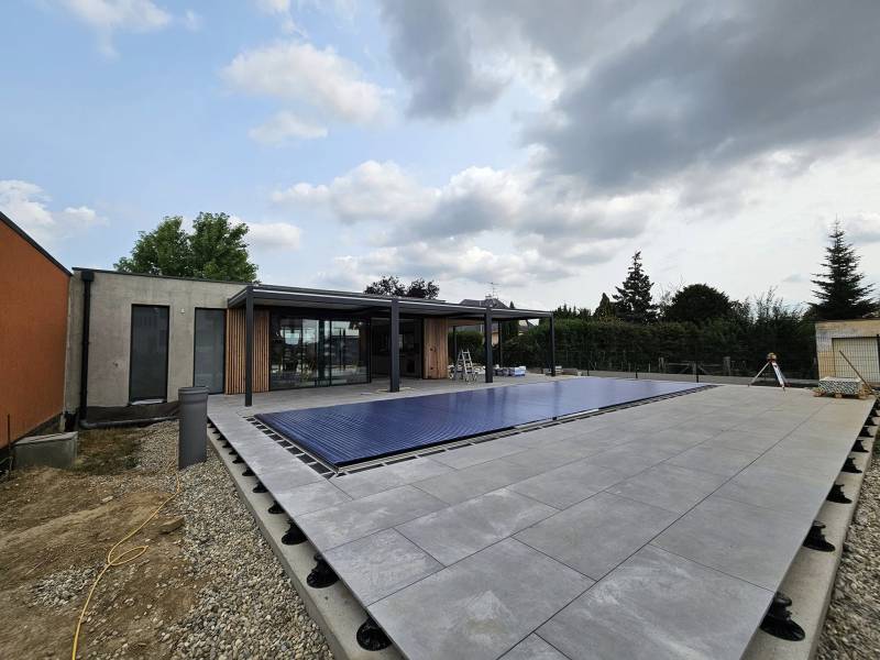 Pergola bioclimatique abords piscine